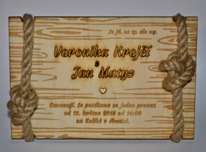 Dřevěné svatební oznámení